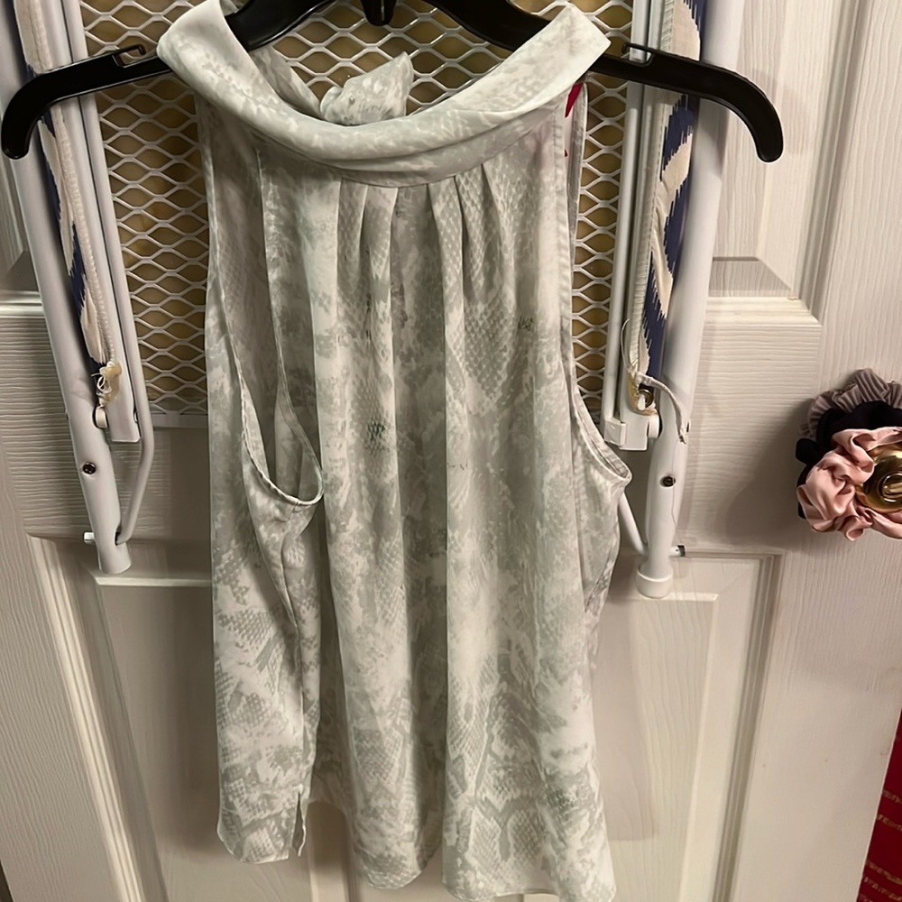 Jennifer Lopez Bluse sleeveless with bow and cutout back
